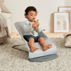BabyBjörn Bliss Skråstol 3D Jersey inkl. Legetøj, Lysegrå