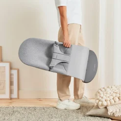 BabyBjörn Bliss Skråstol 3D Jersey inkl. Legetøj, Lysegrå