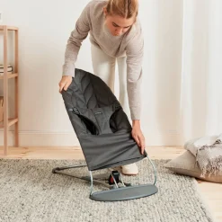 BabyBjörn Bliss Skråstol Woven Bladmønstret Quilt, Antracitgrå