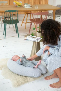 Doomoo  Amme- & Graviditetspude Buddy Stribet, Lysegrå