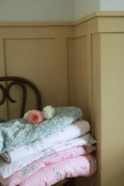 Elsa Beskow Blomsterfesten Sengesæt 70 x 80 Tremmeseng, Sandfarvet