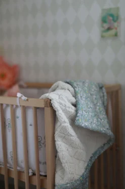 Elsa Beskow Blomsterfesten Sengesæt 100 x 130 Tremmeseng, Sandfarvet